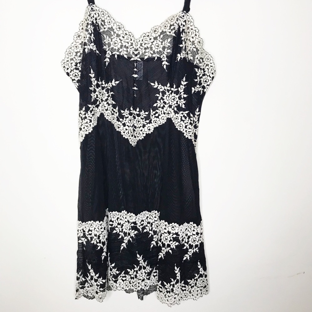 WACOAL Lace Embrace Chemise sz L